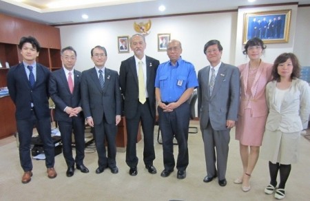 熊本大学インドネシア同窓会会長Dr.Titon氏（右から4人目）との記念撮影