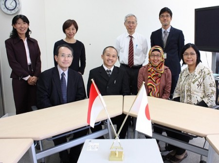 アイルランガ大学日本語講師（前列右から3名）と高島グローバル教育カレッジ長（前列左端）
