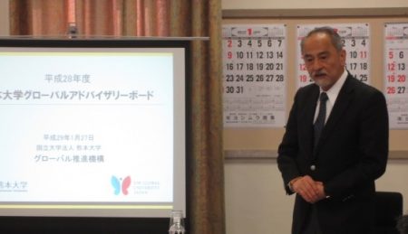 挨拶を行う原田学長